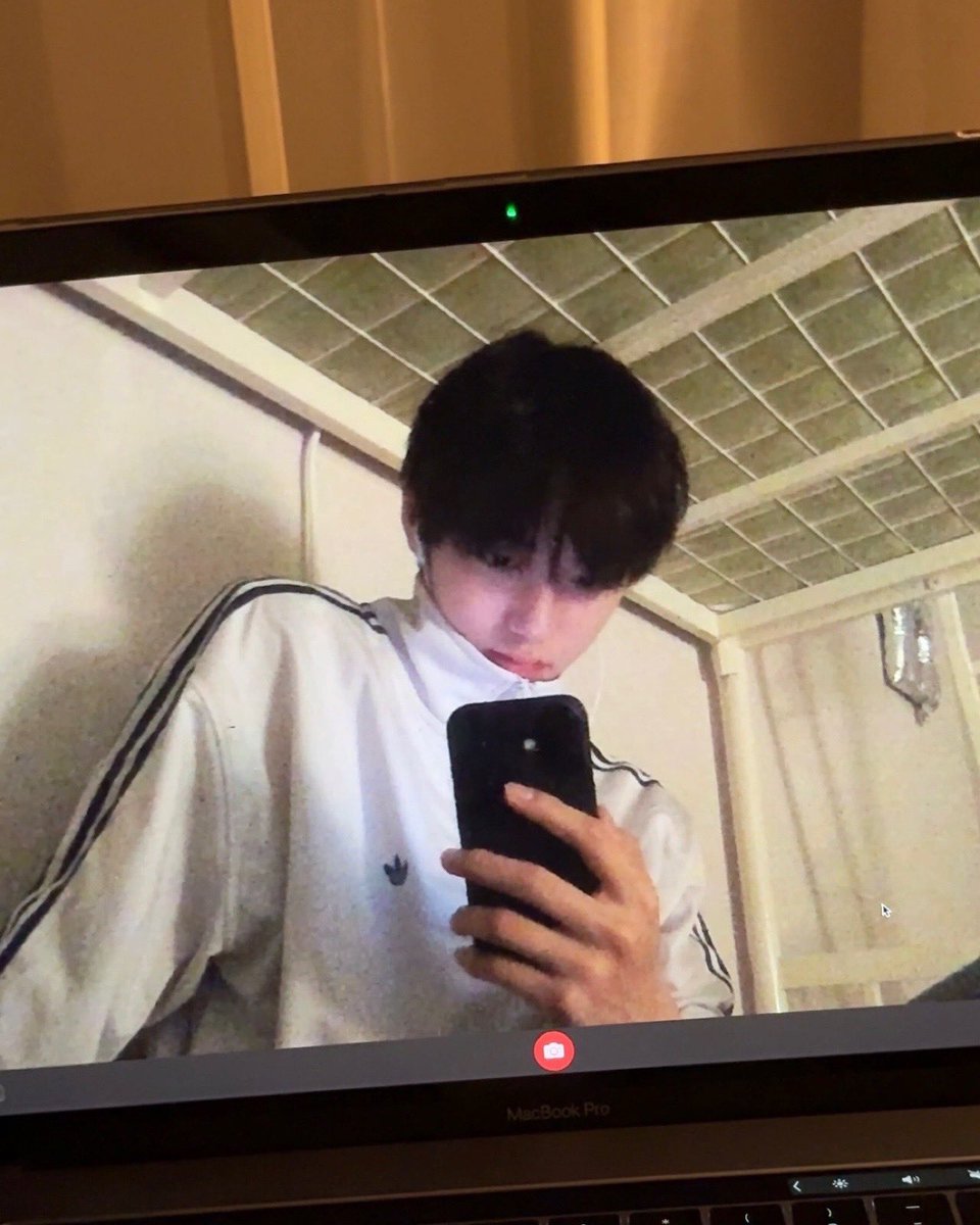 KYU050107's tweet photo. 아디다스 줄이어폰? 느좋 ㅁㅊ https://t.co/lGC7ZZJ7HJ