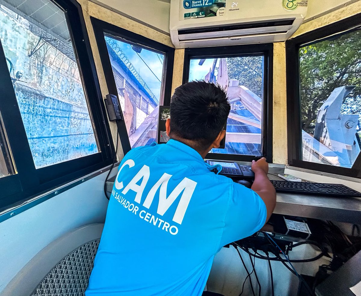 Prensa_SSCentro's tweet photo. Este lunes, la Alcaldía de San Salvador Centro instaló una torre de videovigilancia #SívarSeguro en el parque Doña Terésfora  de la colonia Guatemala 1, Zona 1 de la capital. El objetivo es claro: monitorear la zona y evitar que personas irresponsables sigan arrojando basura. https://t.co/RVj29BDJ6r