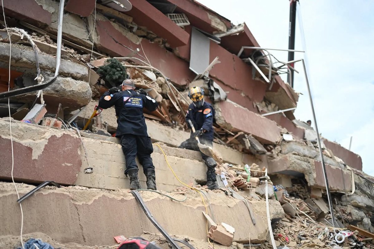 LACOFD's tweet photo. Yesterday (6/28), USA-2 remained on the ground in Venezuela, conducting 24/7 search & rescue operations across multiple collapsed structures.
 
Our mission is supported by elite canine teams trained in:
 
* Scent Detection: Trained to bypass destructive noise and hunt specifically for living humans in rubble.
 
* Rapid Response: When a dog alerts its handler to a “find,” rescue teams immediately move in to breach concrete and steel.
 
Alongside local first responders and international partners, our USA-2 team remains dedicated to this @StateDept mission, providing critical aid in this time of great need to the Venezuelan people.

🎥 USA-2
📸 USA-2 & Rafael Hernandez Marcano (@sincepto on IG)