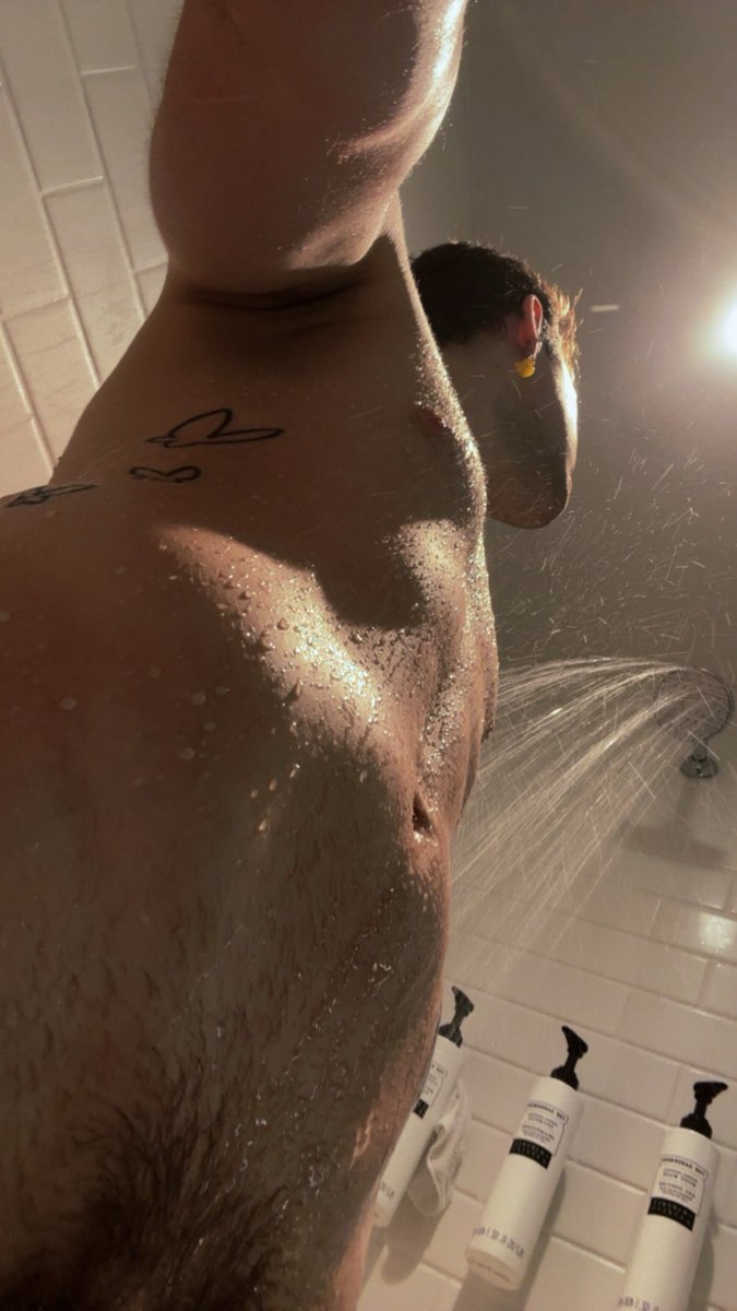 nightballerino's tweet photo. Hotel lighting is top tier https://t.co/DMm9rK3cRT