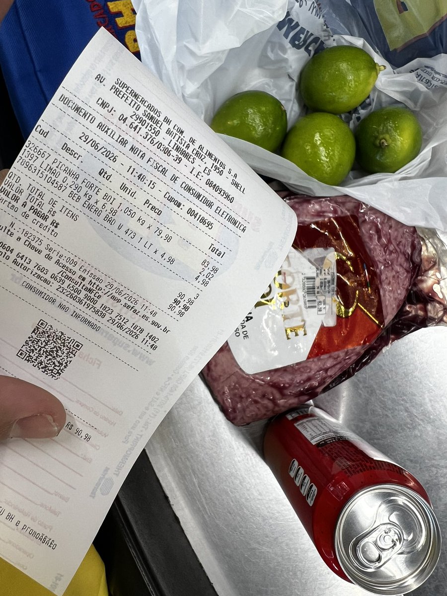 fb0's tweet photo. @paulodetarsog Comprei agora no mercado BH, na marca “mais barata” da cidade. Detalhe: é no interior do ES e a carne é produzida aqui mesmo. https://t.co/n4o3RYFsnD