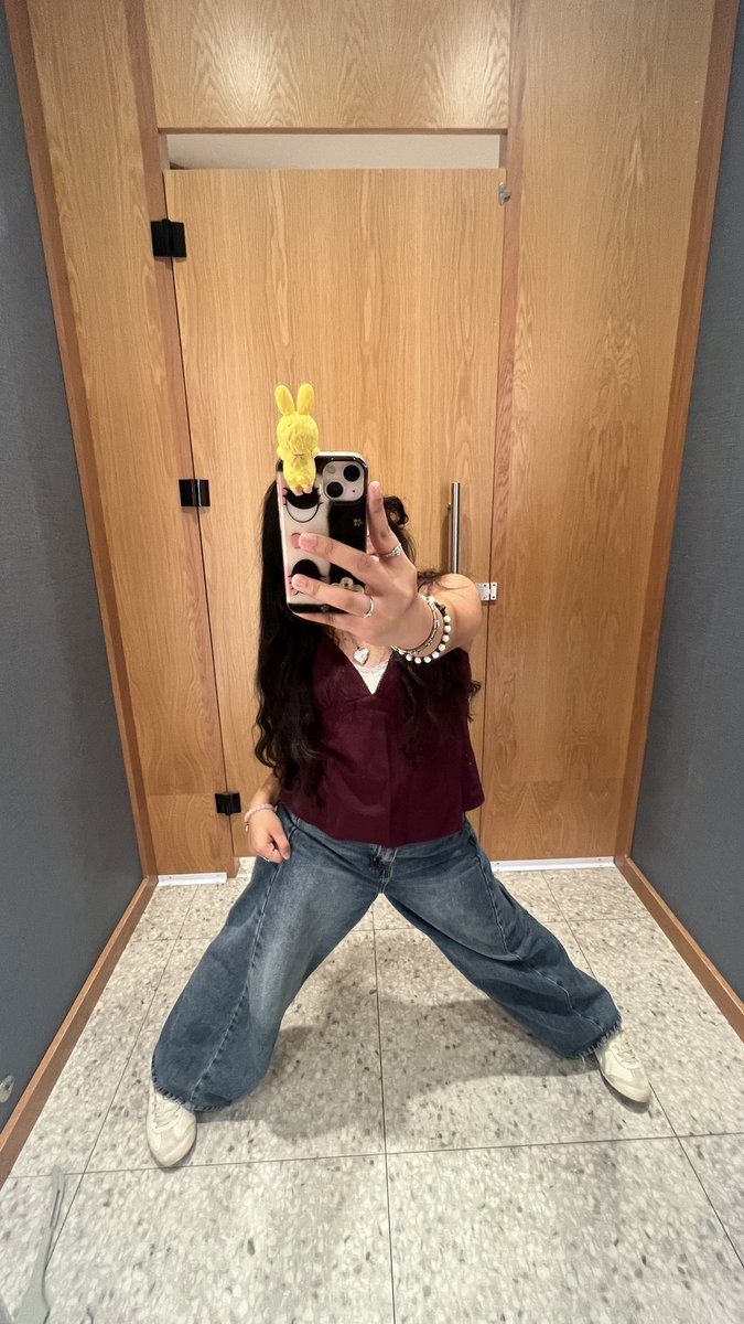 haoareyewbby's tweet photo. photos you’d get if cas was your bff (buying clothes edition) https://t.co/CVRVtLh0I3