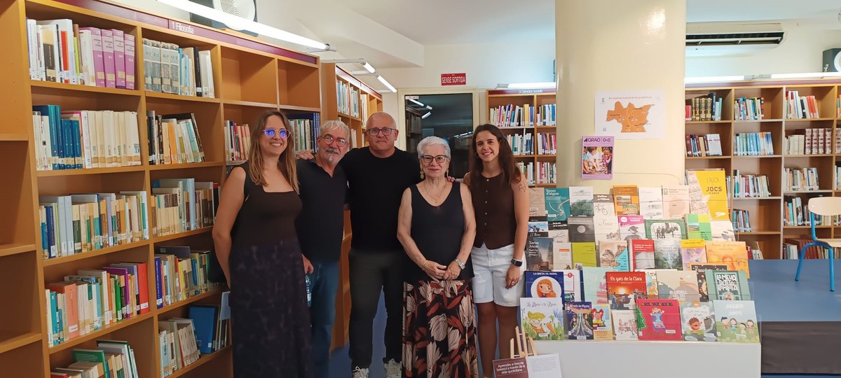 BibliotecaFlix's tweet photo. Unes imatges de la visita que han realitzat a la
@bibliotecaFlix els docents participants en la Jornada "Fem i Compartim" . Un recorregut per la literatura d'adults i infantil dels autors/es de proximitat. A càrrec del professor Albert Guiu.
@AjuntamentFlix
@institutdeflix https://t.co/gY9DfoJ0P5