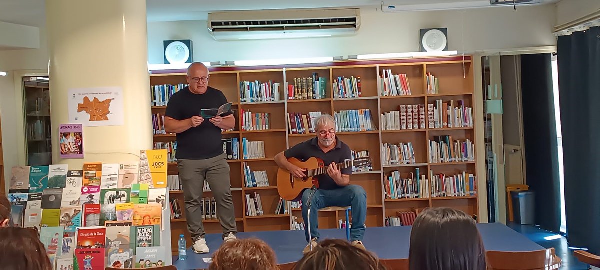 BibliotecaFlix's tweet photo. Unes imatges de la visita que han realitzat a la
@bibliotecaFlix els docents participants en la Jornada "Fem i Compartim" . Un recorregut per la literatura d'adults i infantil dels autors/es de proximitat. A càrrec del professor Albert Guiu.
@AjuntamentFlix
@institutdeflix https://t.co/gY9DfoJ0P5