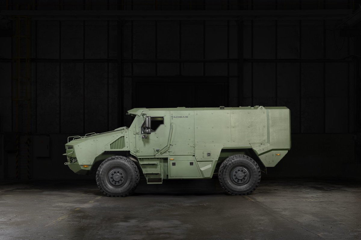 1035cz's tweet photo. 🇨🇿 Česká novinka Tadeas 4×4

Modulární obrněnec kategorie MRAP staví na podvozku Tatra a sdílí řadu dílů s nákladními vozy Tatra Force. To zjednodušuje servis i logistiku. V plně naložené konfiguraci váží mezi 22 až 25 tunami a uveze pět až šest tun nákladu. Posádku chrání balistické pancéřování úrovně STANAG 4569 level 4, protiminová ochrana stupně 4a/4b a systémy proti chemickým, biologickým i radiačním hrozbám. O pohon se stará vzduchem chlazený osmiválec Tatra (alt. Caterpillar nebo Cummins). Maximální rychlost je 110 km/h a dojezd kolem 600 kilometrů. Řízení je elektronické (drive-by-wire) a připravené na budoucí vzdálený či poloautonomní provoz.

Tadeas zvládne roli velitelského vozidla, ambulance i nosiče systémů PVO. Platforma je myšlena ve verzi 4×4, 6×6 a dokonce 8×8. Šestikolovou variantu už licenčně vyrábí polská HSW pod označením Heron 6×6.

[1/2]