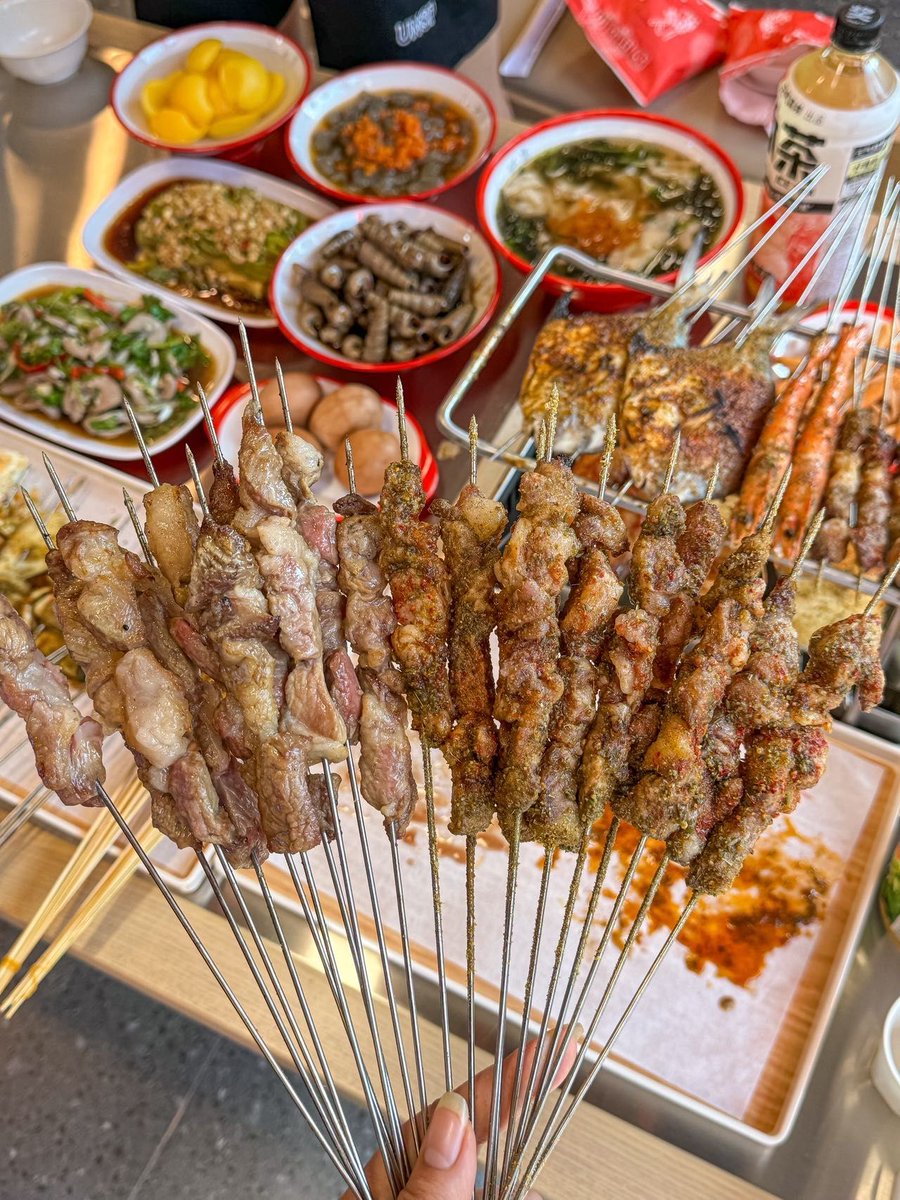 CiDistrict's tweet photo. Craving that late-night street food vibe Hot grilled skewers with spicy cumin are calling my name—walking down the street, the smoky aroma is pure comfort! https://t.co/2IiFBZMKDu