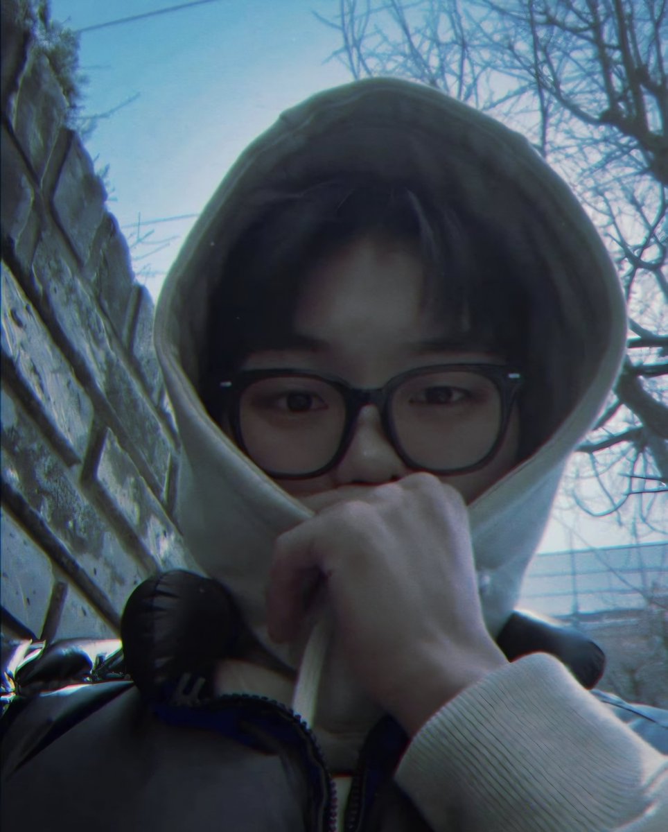 myst_zat's tweet photo. #shse | Au Meu namorado?

Suho é um garoto que vive atrasado, perde o celular três vezes por dia. Ele precisa pagar o aluguel e fugir da filha da sua patroa.

Ou

Sieun é seu vizinho, monitor da biblioteca e decide o ajudar, só que se apaixonar não estava nos planos. https://t.co/ffYQ15oYOX