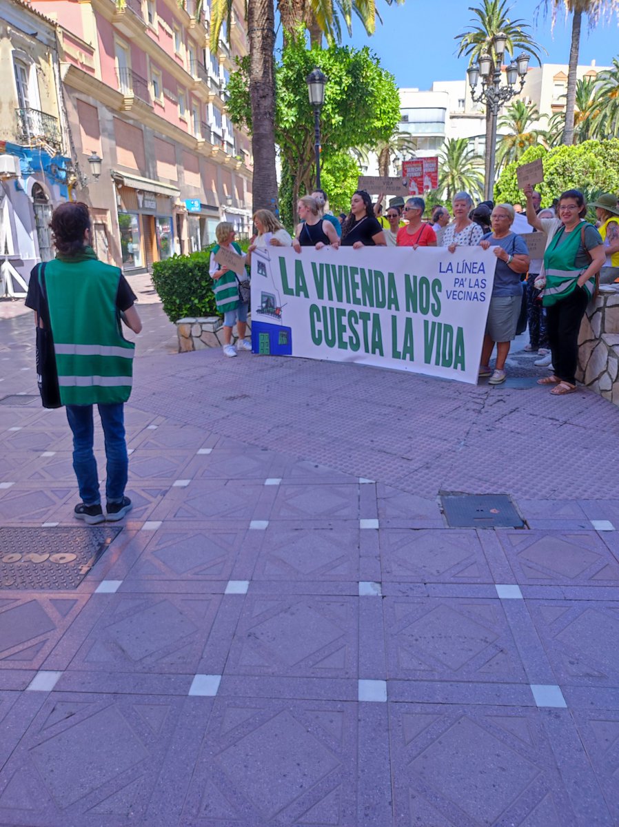 ApdhcroOrg's tweet photo. @ApdhcroOrg , participó en manifestación en #LaLineadelaconcepcion, una una vivienda digna, el alcalde prometió no más desahucio en la ciudad y contra el abuso de los #fondosbuitres. @JFrancoAlcalde @AngelVillar_ @LaLinea_100x100 @AlternativaRep4 @seremoshumanos @ppopular https://t.co/O0CiXczD0p