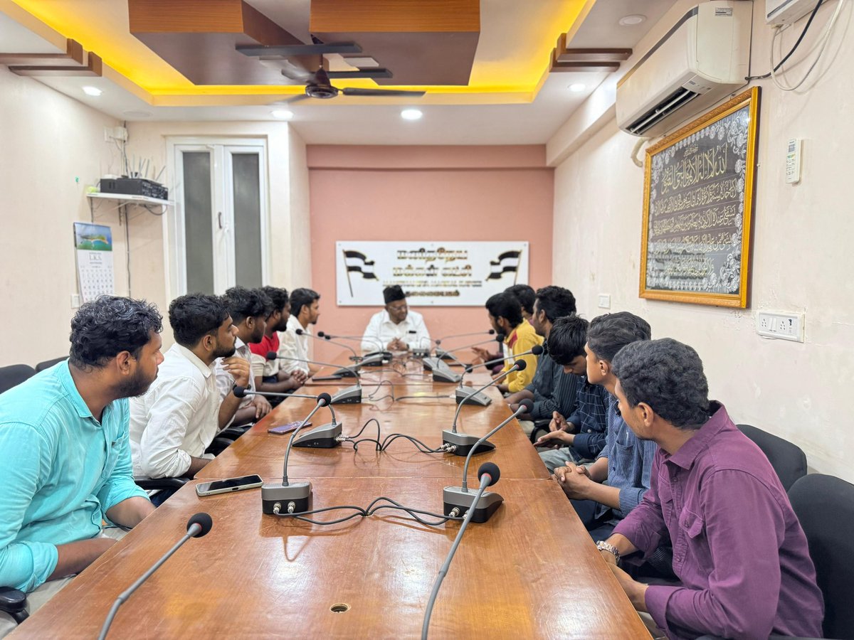 jawahirullah_MH's tweet photo. இன்று புதுக்கல்லூரி மாணவர் பேரவைக்கு நடைபெற்ற தேர்தலில் வெற்றி பெற்ற மாணவர் பிரதிநிதிகள் நேரில் சந்தித்தனர். 

மாணவர் சமூகம் எதிர்கொள்ளும் பல்வேறு பிரச்னைகள் குறித்து கருத்து பரிமாறினோம்

#newcollege #studentsunion #jawahirullahmla https://t.co/JcyBEtNCXT