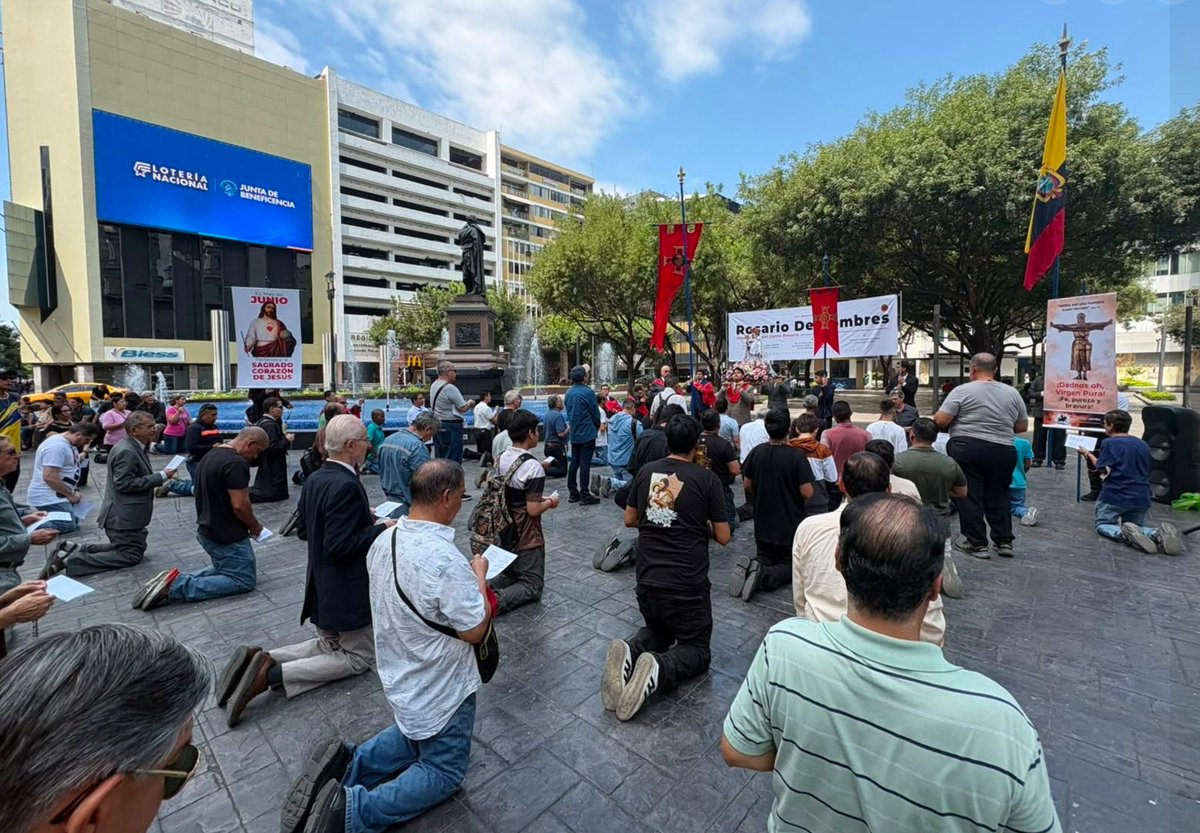 tyc_ec's tweet photo. Al orgullo se lo vence con humildad. Al libertinaje, con pureza.

Mientras la marcha del orgullo LGBT recorría las calles de Guayaquil, un grupo de hombres respondió de una manera muy distinta: de rodillas, con el Santo Rosario en las manos y bajo el amparo de María Santísima.
En este mes dedicado al Sagrado Corazón de Jesús, elevaron una oración pública de reparación por las ofensas cometidas contra Dios, proclamando que la verdadera libertad no nace del orgullo, sino de la fidelidad a Cristo.

Porque el mundo necesita menos orgullo y más humildad; menos ruido y más oración.

¡Viva el Sagrado Corazón de Jesús!
¡Viva María Santísima, Reina del Cielo y de la Tierra!

#SagradoCorazónDeJesús #RosarioDeHombres #Guayaquil #Reparación #FeCatólica #MaríaSantísima #EcuadorTierraDelSagradoCorazón