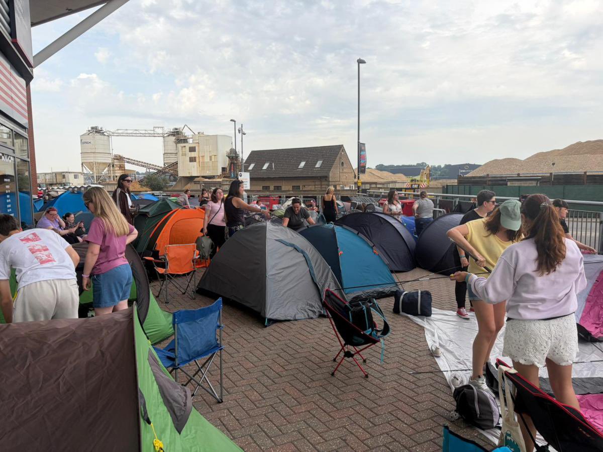 benswfc15's tweet photo. Wednesday fans camping outside Pedalo photography to see who we’re signing next #swfc https://t.co/aU0WQya3g5