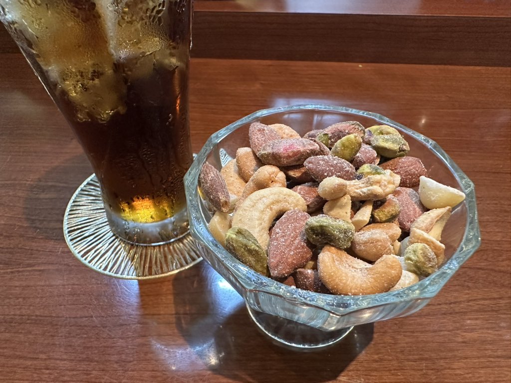 ichigofieldroad's tweet photo. 店内完全アウェイの中マジョルカカンテラ出身のにーちゃんと飲んでる https://t.co/ESW4jaGFNR