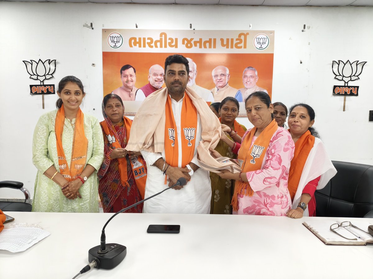 bjpneelrao's tweet photo. સંકલ્પ વિકાસનો, સહકાર સૌનો- રાજપીપળા બનશે પ્રગતિનું આગવું કેન્દ્ર

રાજપીપળા શહેરના સર્વાંગી વિકાસને વધુ ગતિ આપવા રાજપીપળા નગરપાલિકાના ચૂંટાયેલા સભ્યો સાથે રચનાત્મક બેઠક યોજાઈ.

આ બેઠકમાં શહેર પ્રમુખ શ્રી અજિતભાઈ પરીખ, મહામંત્રી શ્રી ઉત્કર્ષભાઈ પંડ્યા, નગરપાલિકા પ્રમુખ શ્રીમતી શિવાનીબેન મહેતા, ઉપપ્રમુખ શ્રી ઉત્કર્ષભાઈ વસાવા, કારોબારી અધ્યક્ષ શ્રી કુલદીપસિંહ ગોહિલ તેમજ નગરપાલિકાના હોદ્દેદારો અને સભ્યશ્રીઓ ઉપસ્થિત રહ્યા. શહેરના વિકાસલક્ષી કાર્યો, જનહિતના મુદ્દાઓ અને આગામી આયોજન અંગે સકારાત્મક ચર્ચા કરવામાં આવી.

#Narmada #Gujarat