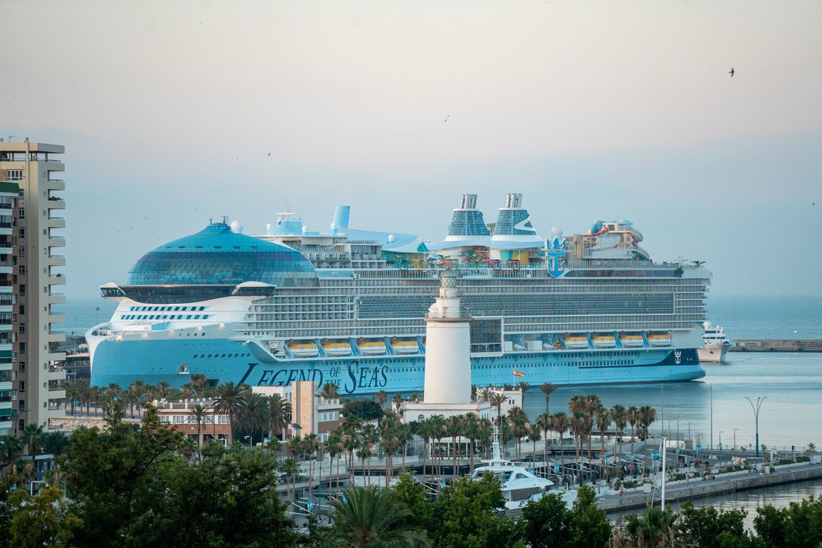malaga's tweet photo. El nuevo buque 'Legend of the Seas' de @RoyalCaribbean inicia esta noche su viaje inaugural desde el @malagaport. La salida con destino a Roma estará acompañada por un espectáculo de fuegos artificiales en torno a las 22:20 horas. https://t.co/QXCNeK85og