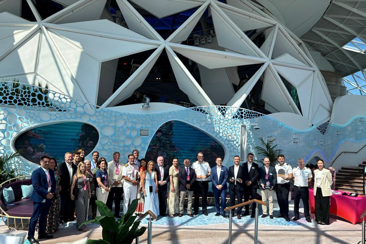 malaga's tweet photo. El nuevo buque 'Legend of the Seas' de @RoyalCaribbean inicia esta noche su viaje inaugural desde el @malagaport. La salida con destino a Roma estará acompañada por un espectáculo de fuegos artificiales en torno a las 22:20 horas. https://t.co/QXCNeK85og