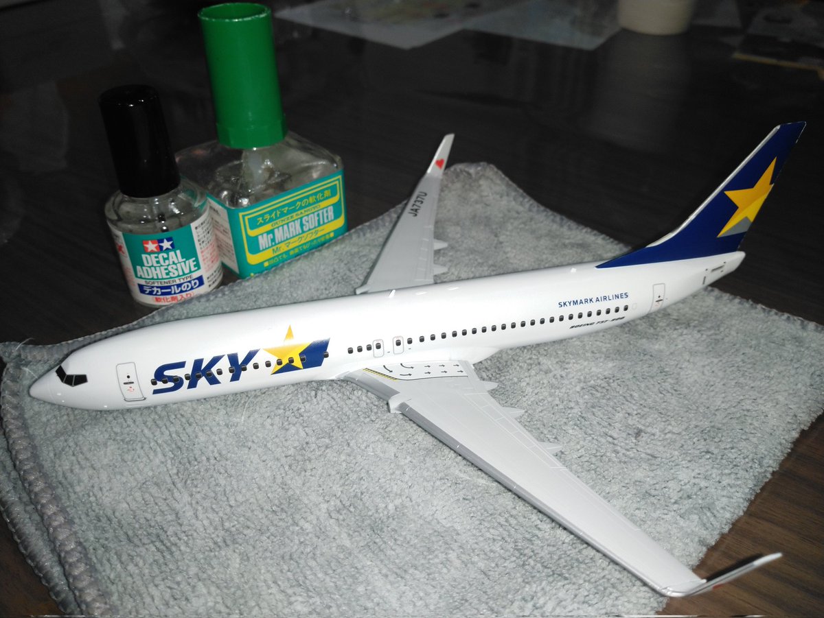 Hitodetsuri's tweet photo. 日勤ばかりで、プラモデル作る時間が少なくなっいゃいました。デカール貼り、３日目でまだこんだけ。
-800作ってるウチに、MAX来ちゃった。

レジは、三年前に妻方の親戚と東京行ったときに乗ったJA737U。 https://t.co/i6ETko4bqu