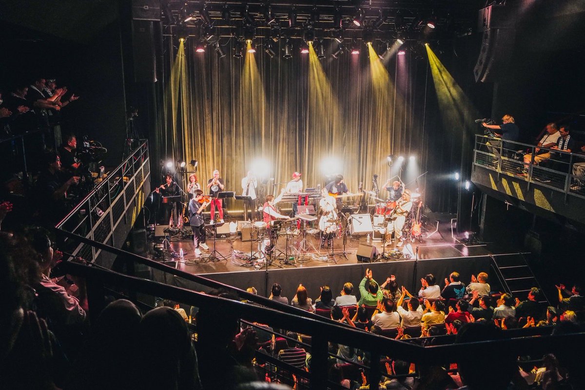 jibuppen's tweet photo. モリザベス感謝祭at浅草花劇場
ありがとうございました😊
楽しんでもらえたでしょうか？
笑点の演出もドキドキでしたがなんとかなったのかなと。
隣の愛知から来た工作員さんありがとうございましたw助かりましたー！
ライブが終わって屋上からの眺めが素敵でした。 https://t.co/KJCg6KzsC3