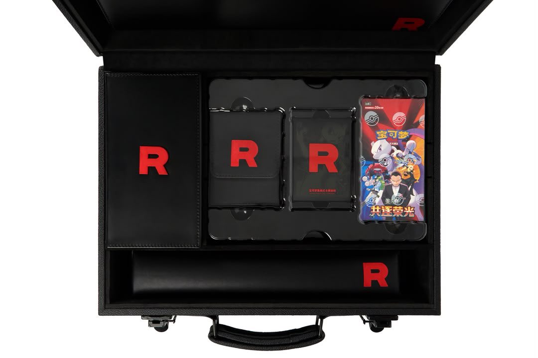 Catscollecttcg's tweet photo. China continues to cook Japan

The Rockets briefcase from China SHOULD have everything pictured unlike the Japanese that only came with the case and booster box. https://t.co/cEejhIv3OO