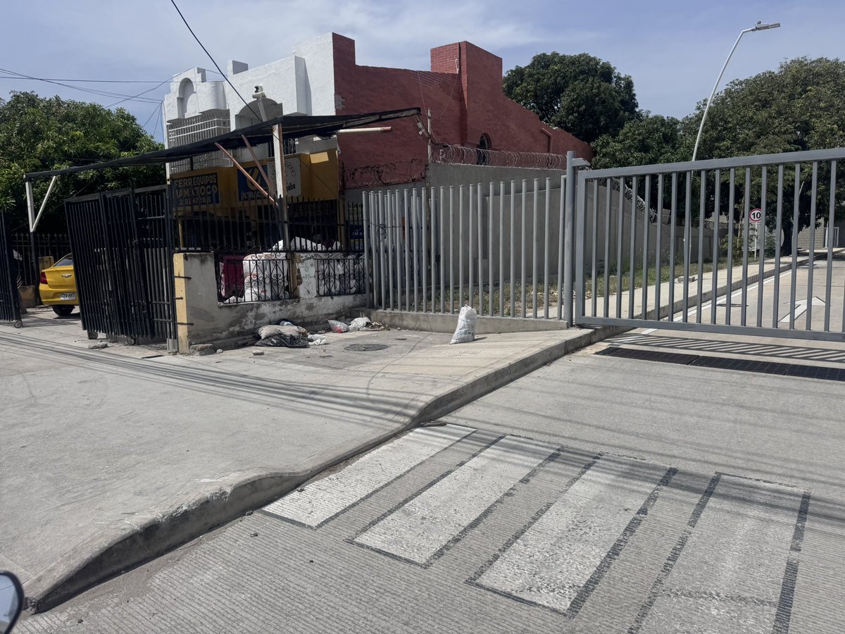 AydaDuranB's tweet photo. @SETPSANTAMARTA @CarlosPinedoC @SantaMartaDTCH @atesa_esp Frente a la Terminal nueva de Mamatoco hay basura, madera, almohadas, bolsas, botellas. Una entidad pública que no da ejemplo con su fachada. Qué desidia! No hay orden, no hay limpieza ni autoridad. https://t.co/MU6Y1LmoyK