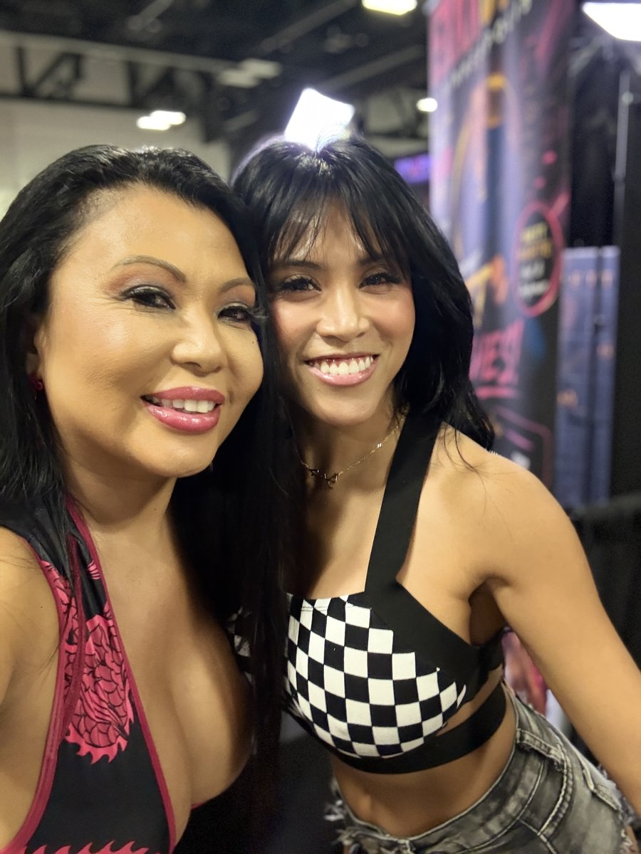 KrystalDavisXXX's tweet photo. 2 X Filipinas 🖤🤍 @embersnowxxx 🖤🤍 #exxxotica https://t.co/hNd399yJ16