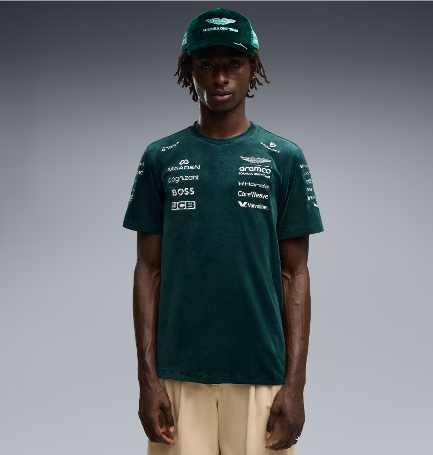 efmania's tweet photo. アストンマーティンF1チームの英国GP限定キャップと
Tシャツ。

ラグジュアリー感のある、ベルベット調の短起毛素材を採用。

✅日本の7月基準だと「暑すぎるやろ…」という素材感だが、イギリスの気候ならこれでも成立するのか？😳 https://t.co/KzOPCLiqPj