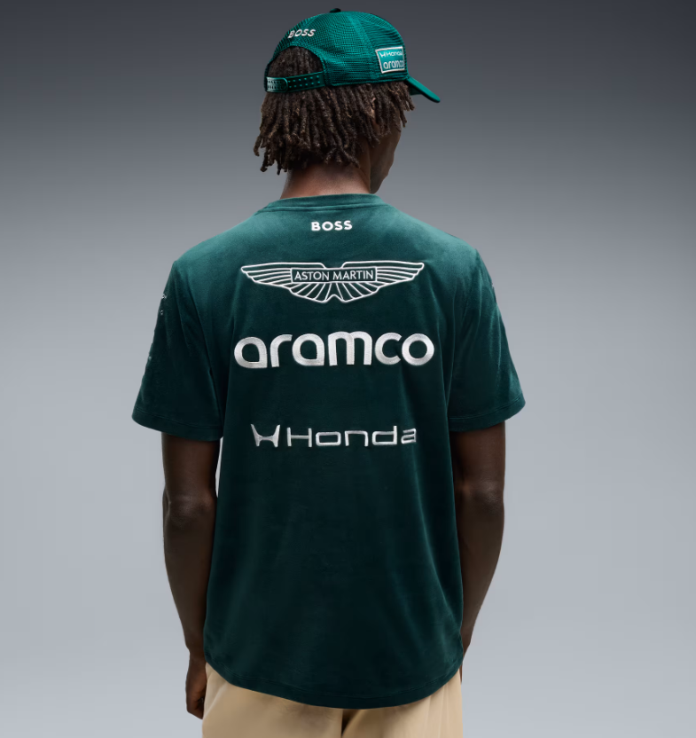 efmania's tweet photo. アストンマーティンF1チームの英国GP限定キャップと
Tシャツ。

ラグジュアリー感のある、ベルベット調の短起毛素材を採用。

✅日本の7月基準だと「暑すぎるやろ…」という素材感だが、イギリスの気候ならこれでも成立するのか？😳 https://t.co/KzOPCLiqPj