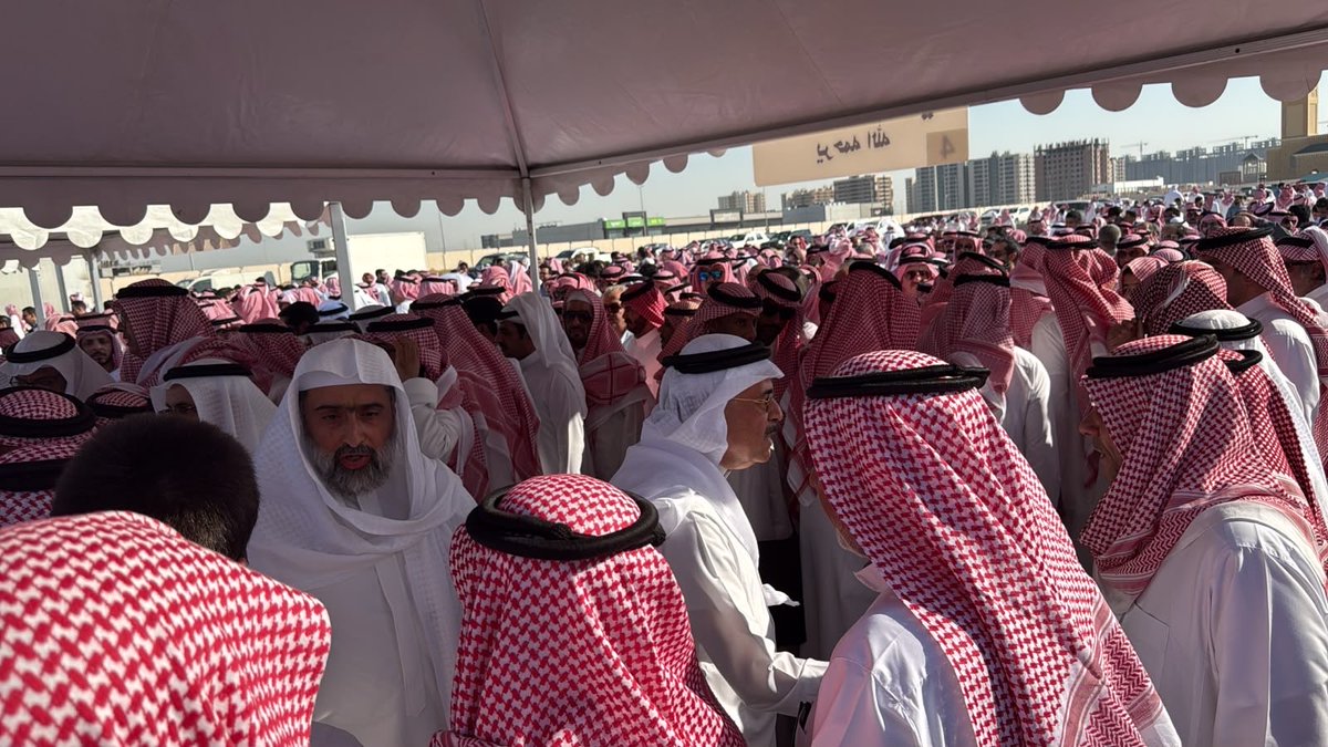 Eastern_RT's tweet photo. (يَا أَيَّتُهَا النَّفْسُ الْمُطْمَئِنَّةُ ارْجِعِي إِلَى رَبِّكِ رَاضِيَةً مَرْضِيَّةً فَادْخُلِي فِي عِبَادِي وَادْخُلِي جَنَّتِي)
 
تم عصر اليوم أداء صلاة الجنازة في مسجد الفرقان بالدمام على عددٍ من شهداء حادثة سقوط الطائرة المروحية، قبل مواراة جثامينهم الثرى في مقبرة الدمام.
حضر الصلاة والدفن، رئيس أرامكو السعودية وكبير إدارييها التنفيذيين، المهندس أمين الناصر، إلى جانب عددٍ من المسؤولين بالشركة وأقارب المفقودين وزملائهم.

نسأل الله أن يتقبلهم في الشهداء ويربط على قلوب أهلهم.
- رامز راشد المطيري 
- ⁠مشاري وهيب البرعي
- ⁠ معاذ ماجد الزهراني
- ⁠ خالد عيسى العنزي
- ⁠ إبراهيم عبد الرحمن السبيعي
- ⁠ غيث حمد الشبل
- ⁠ محمد يوسف الكوهجي