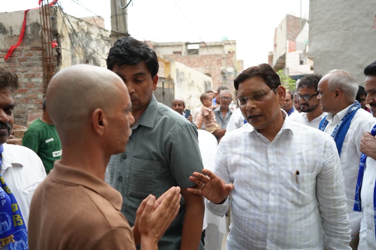 ramjigautambsp's tweet photo. दिल्ली के मुंडका में सीवरेज कार्य के दौरान जहरीली गैस से तीन युवाओं की दर्दनाक मृत्यु हो गई।आज इनके परिवारों से मिलकर सरकार से 30 -30 लाख और इन परिवारों को सरकारी नौकरी की माँग भी की.जिसमें 30लाख की सरकारी राहत के लिये अधिकारिओं से वार्ता सकारात्मक रही जल्द ही सहायता मिलेगी . https://t.co/ECvvWzP3Ou