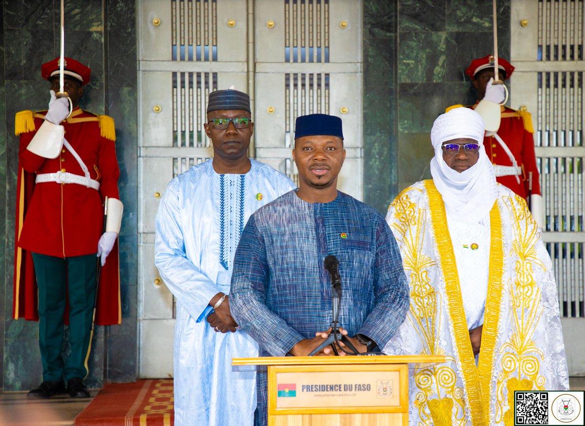 sigbf's tweet photo. AUDIENCE DU PRÉSIDENT DU FASO 

Les présidents des parlements des pays de la Confédération AES à l’écoute du Capitaine Ibrahim TRAORÉ

(Ouagadougou, 29 juin 2026). Le Président du Faso, Président de la Confédération des États du Sahel (AES), Camarade Capitaine Ibrahim TRAORÉ, a reçu en audience, ce lundi matin, les présidents des parlements des pays membres de la Confédération AES. Réunis à Ouagadougou pour avancer sur la mise en place du parlement confédéral, le président du Conseil Consultatif de la Refondation (CCR) du Niger, Dr Mamoudou Harouna DJINGAREY et le président du Conseil National de Transition (CNT) du Mali, le Général de corps d’armée Malick DIAW, accompagnés du Dr Ousmane BOUGOUMA, président de l’Assemblée législative du Peuple (ALP) burkinabè sont venus recueillir les orientations du Président de la Confédération.

Le porte-parole de la délégation, le Président de l’Assemblée législative du Peuple, Dr Ousmane BOUGOUMA, a rappelé : « Les 18 et 19 septembre 2025, les présidents des parlements de l’AES s’étaient retrouvés à Ouagadougou pour élaborer les projets de textes relatifs aux sessions confédérales. Ces textes ont ensuite été adoptés par la Conférence des Chefs d’État le 23 décembre 2025 à Bamako. »

Selon lui, l’audience avec le Président du Faso visait à obtenir des conseils et une ligne de conduite avant d’entamer les travaux de la session. « Nous venons d’obtenir auprès de Son Excellence, le Capitaine Ibrahim TRAORÉ, le feu vert pour aller très vite vers la mise en place de cette session confédérale. Dans les jours à venir, nous procéderons à la désignation des députés et convoquerons la session dans les plus brefs délais », a-t-il affirmé.

Dr BOUGOUMA a précisé que l’objectif de ce parlement confédéral est de compléter l’architecture institutionnelle de l’AES, en offrant une représentation directe des peuples. Il sera chargé de contrôler l’action confédérale, d’informer les citoyens sur les dossiers en cours et de porter leurs voix au sein de l’espace sahélien.

Direction de la communication de la Présidence du Faso

#Com_Gouv_BF 
#SIGBurkina 
#BurkinaFaso