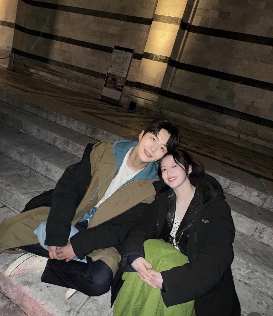Ariaa1129's tweet photo. how she posted him                 how he posted her https://t.co/joTgWZRZI0