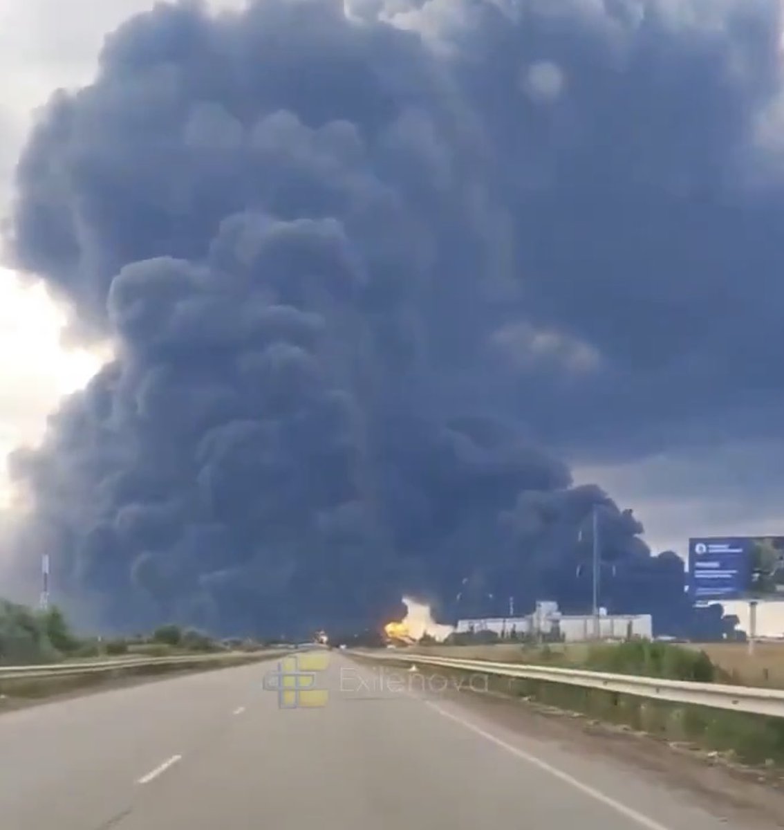 yazarmuratakan's tweet photo. Ukrayna Ordusu, Rusya'nın Slavyansk petrol rafinerisini vurdu… https://t.co/BVyb4UbyfO