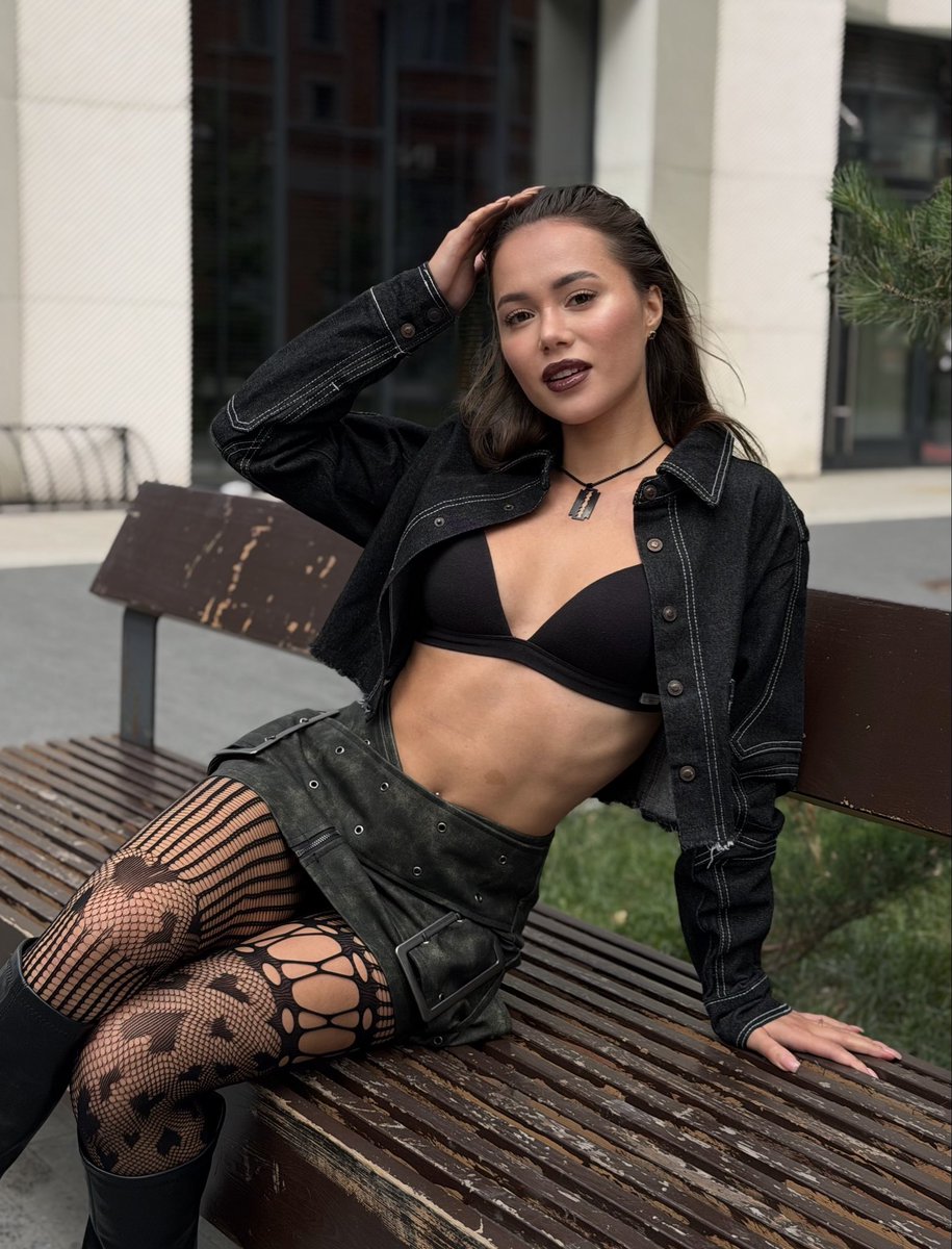 annbuckss's tweet photo. does this style suit me? 🖤😏 https://t.co/BDcOmw9KpI