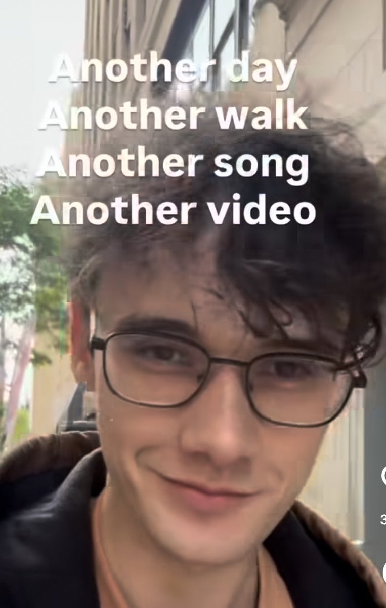 myperfectblu3's tweet photo. literally the same person btw https://t.co/sfFL4HxndC