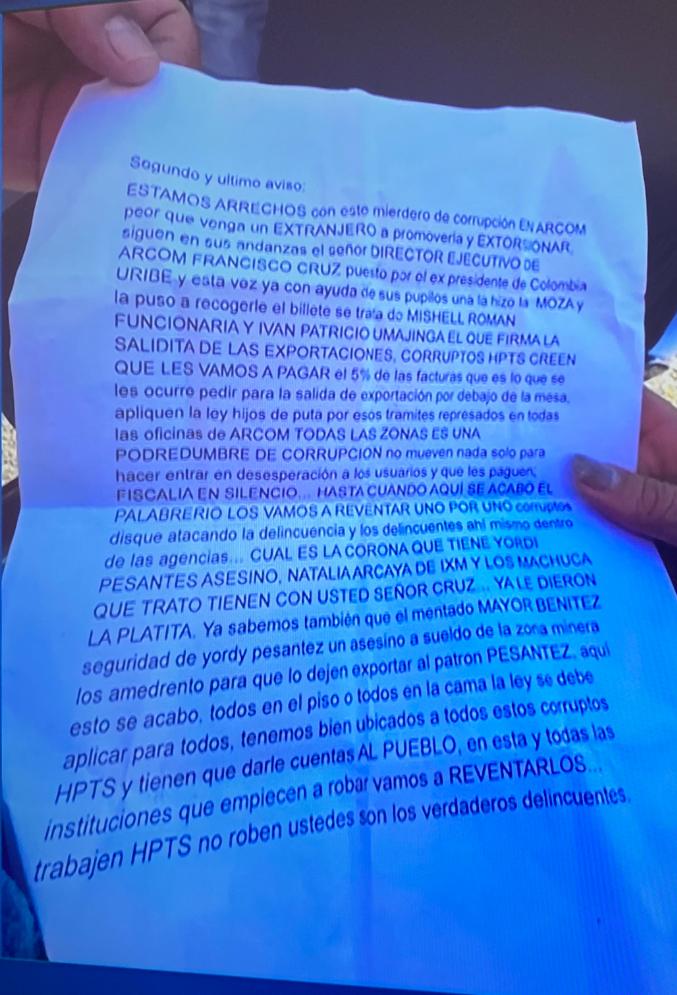 AndresDuranEc's tweet photo. Esa no sería la verdadera razón del atentado en las oficinas del @ARCOM_Ecu. Según este panfleto que fue recopilado como evidencia por la @PoliciaEcuador, funcionarios del Arcom estarían extorsionando a los mineros lícitos e ilícitos, solicitando el 5% de la factura de exportación de oro y otros minerales. ABRO HILO