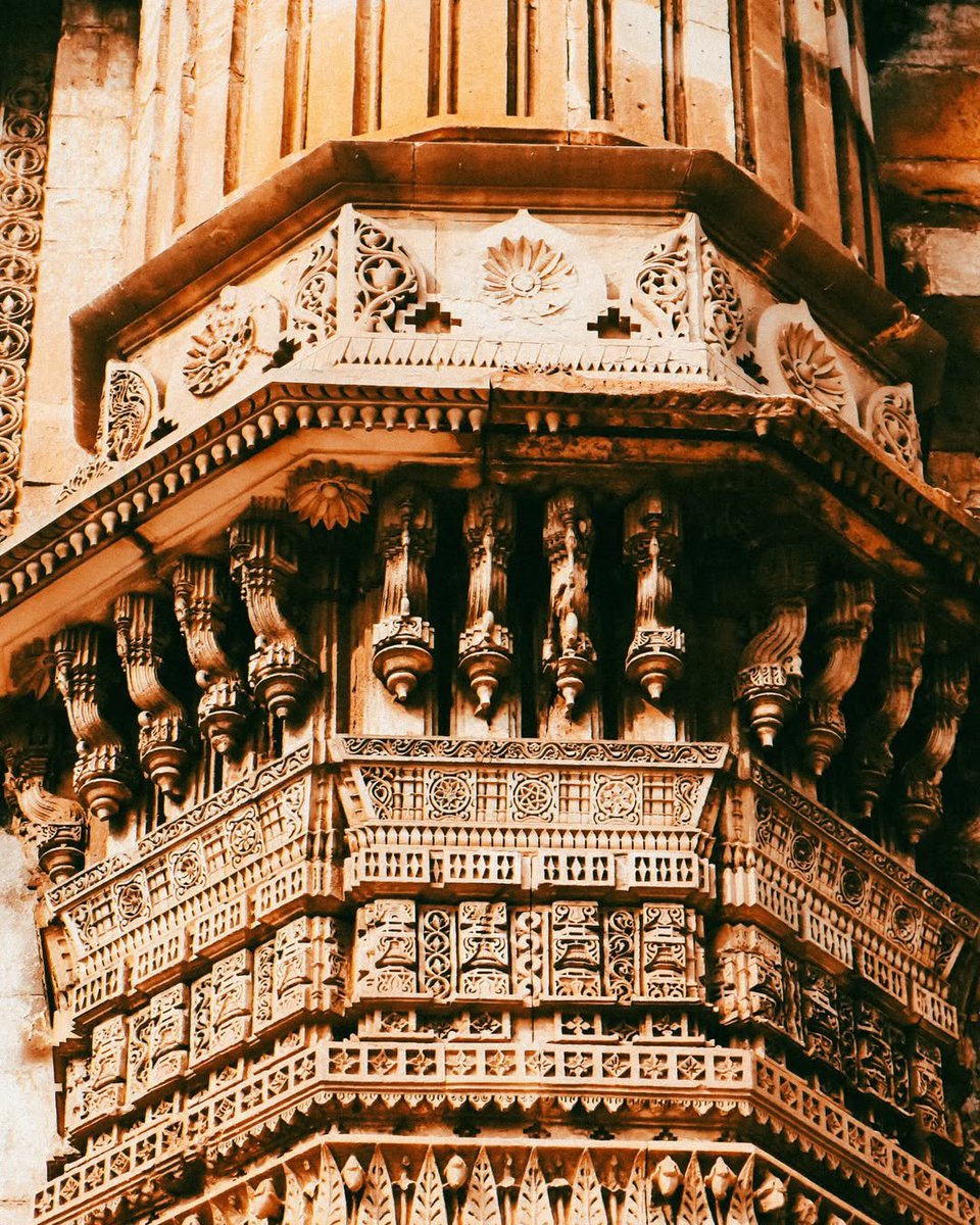 Rustum_0's tweet photo. Muslims showed the world that stone need not be carved into naked statues to create beauty.

📍Champaner Pavagadh Mosque, India. https://t.co/PM1IY92c46