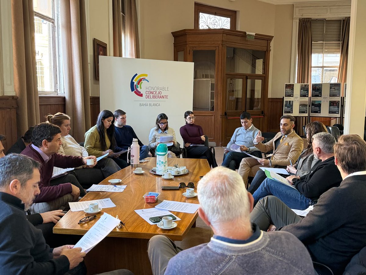 CapuGise's tweet photo. El proyecto que presentó @carlosalonso22 sobre cuidacoches y limpiavidrios abrió una discusión que, por la preocupación que genera y por los distintos actores involucrados, me parecía importante dar en serio.

Por eso, como presidente del HCD, convoqué a representantes de la Justicia, el Tribunal de Faltas, Seguridad Municipal,  y entidades comerciales para trabajar sobre la propuesta y escuchar las miradas de quienes intervienen todos los días en estas situaciones.

La idea es revisar qué herramientas existen, qué dificultades aparecen en la práctica y cómo mejorar el proyecto a partir de aportes concretos. Hay temas que necesitan justamente eso: discusión, responsabilidad y trabajo conjunto.