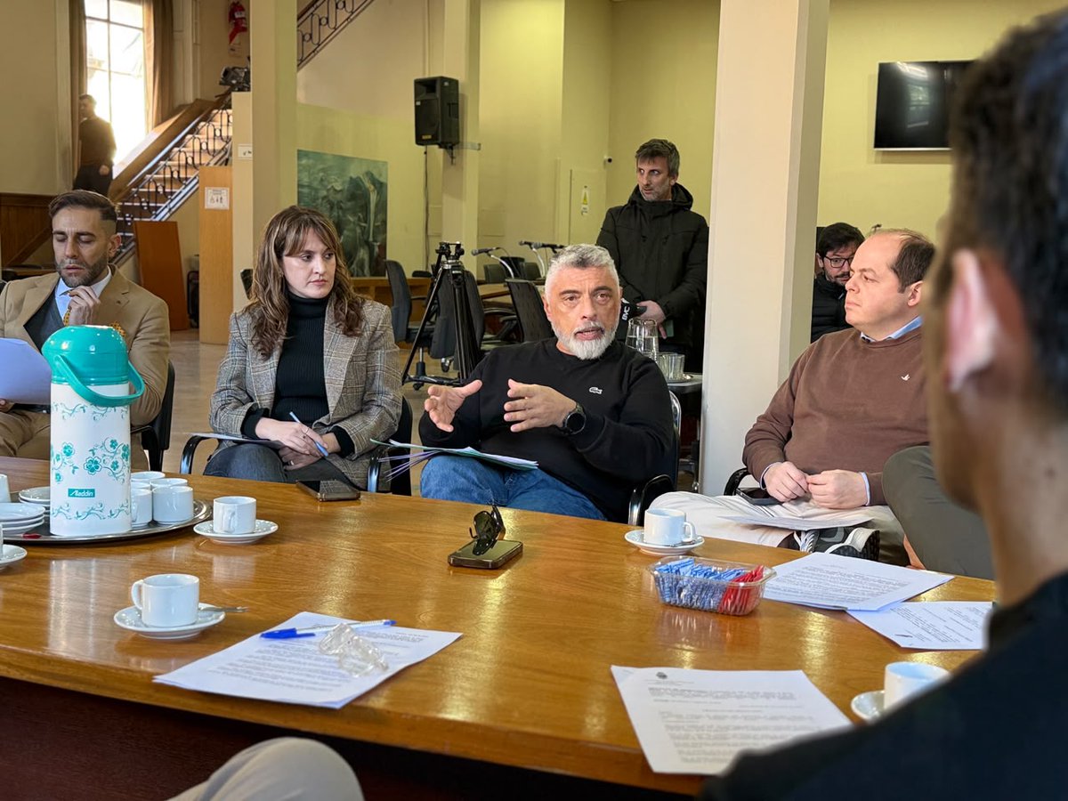 CapuGise's tweet photo. El proyecto que presentó @carlosalonso22 sobre cuidacoches y limpiavidrios abrió una discusión que, por la preocupación que genera y por los distintos actores involucrados, me parecía importante dar en serio.

Por eso, como presidente del HCD, convoqué a representantes de la Justicia, el Tribunal de Faltas, Seguridad Municipal,  y entidades comerciales para trabajar sobre la propuesta y escuchar las miradas de quienes intervienen todos los días en estas situaciones.

La idea es revisar qué herramientas existen, qué dificultades aparecen en la práctica y cómo mejorar el proyecto a partir de aportes concretos. Hay temas que necesitan justamente eso: discusión, responsabilidad y trabajo conjunto.