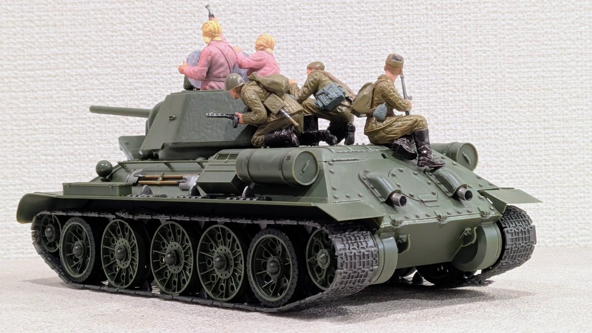 anton_wings's tweet photo. 更に盛る。車上が賑やかになってきた。
なおУрааaaa!!な戦車長と装填手は林家ペー&amp;パー子さんな訳ではなく服が未塗装なだけなので悪しからず。

#プラモデル
#タミヤ
#T34 https://t.co/Uqi4y4wbr1