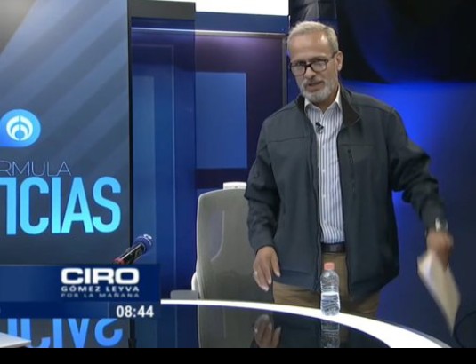 roro_asesino's tweet photo. Cirilo Gómez Leyva destrozado, Israel Vallarta claro en incisivo, hizo bien en levantarse de la mesa ante las interrupciones del colérico chayotero, no ve lo duro sino lo tupido, ahora tendrá que ir con la cola entre las patas a defender su libertinaje de expresión. https://t.co/QZ9noAyRZU