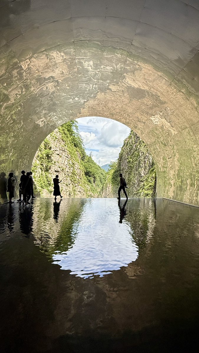 MatsunoRyan's tweet photo. Step into Kiyotsu Gorge Tunnel, where breathtaking nature and contemporary art come together in one unforgettable space. Spectacular summer destinations, offering cool temperatures and stunning reflections deep inside the gorge.

#JapanTravel #KiyotsuGorge #niigata #HiddenGems https://t.co/MAxCacaIH5