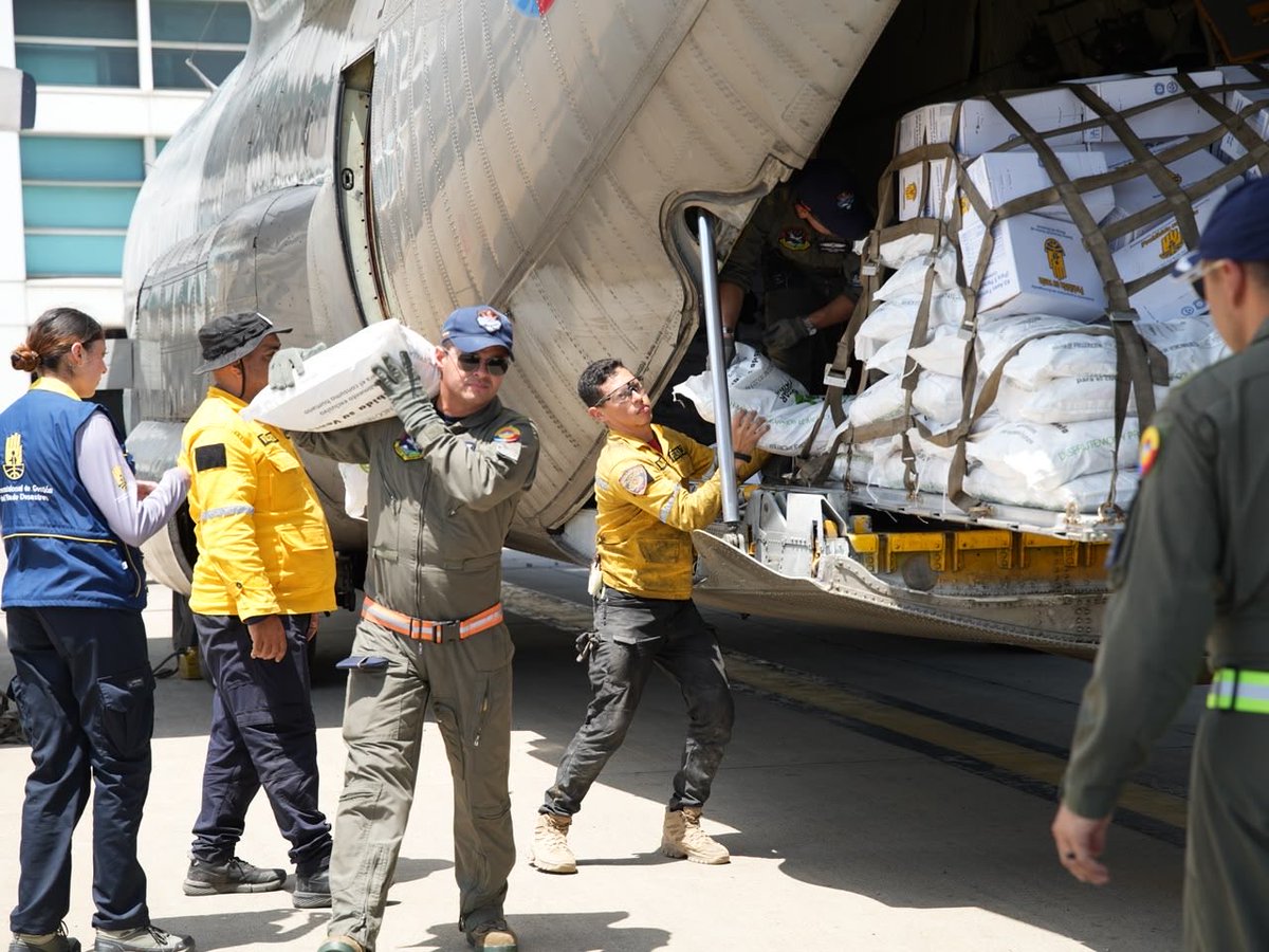UNGRD's tweet photo. Colombia envía nuevo vuelo humanitario a Venezuela

#AEstaHora | En el aeropuerto internacional de Maiquetía en La Guaira, Venezuela, arriba un nuevo vuelo con ayuda desde Colombia.

3.200 elementos de Asistencia Humanitaria, además de bienestarina y  medicamentos llegan para reforzar la atención a los damnificados. 

#UnidosPorVenezuela