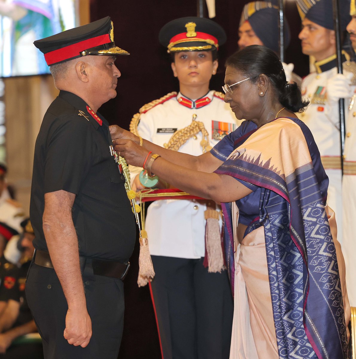 SpokespersonMoD's tweet photo. President Smt Droupadi Murmu presenting the Param Vishisht Seva Medal to Lieutenant General Sumer Ivan D’Cunha during Defence Investiture Ceremony 2026 (Phase-II) in New Delhi on June 29, 2026. https://t.co/7Wlp2N2rTQ