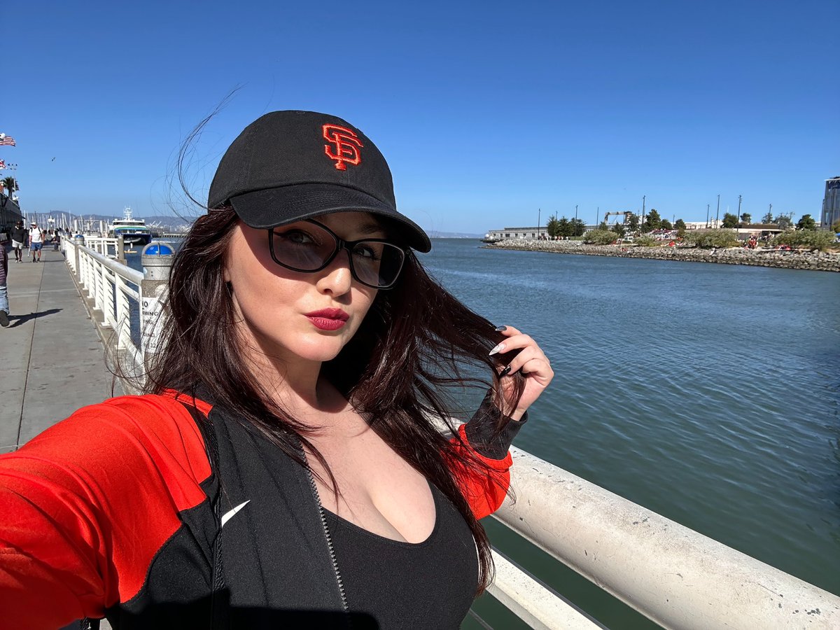 PrincessAnasiaa's tweet photo. I went to a giants game this weekend and enjoyed the game in one of the coolest loft suites I’ve ever been in.
It had its own private entrance, as I deserve!
I thoroughly enjoyed myself with a perfect view of the field and endless food and drinks. Oh! &amp; the giants won, yay!
🖤🧡 https://t.co/iyT0qyLkCJ