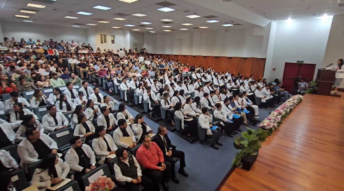 HGC_Hospital's tweet photo. "Los pacientes olvidarán tu nombre, pero jamás cómo los hiciste sentir".

Con esa reflexión, la Dra. Irma Karely Pérez dejó un mensaje imborrable a la Generación 2025–2026 de Médicos Internos. Un llamado a ejercer la medicina con humildad, empatía y profundo sentido humano. 🩺❤️ https://t.co/lpcrkjSm3J