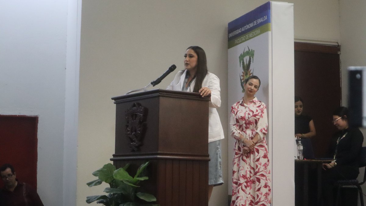 HGC_Hospital's tweet photo. "Los pacientes olvidarán tu nombre, pero jamás cómo los hiciste sentir".

Con esa reflexión, la Dra. Irma Karely Pérez dejó un mensaje imborrable a la Generación 2025–2026 de Médicos Internos. Un llamado a ejercer la medicina con humildad, empatía y profundo sentido humano. 🩺❤️ https://t.co/lpcrkjSm3J
