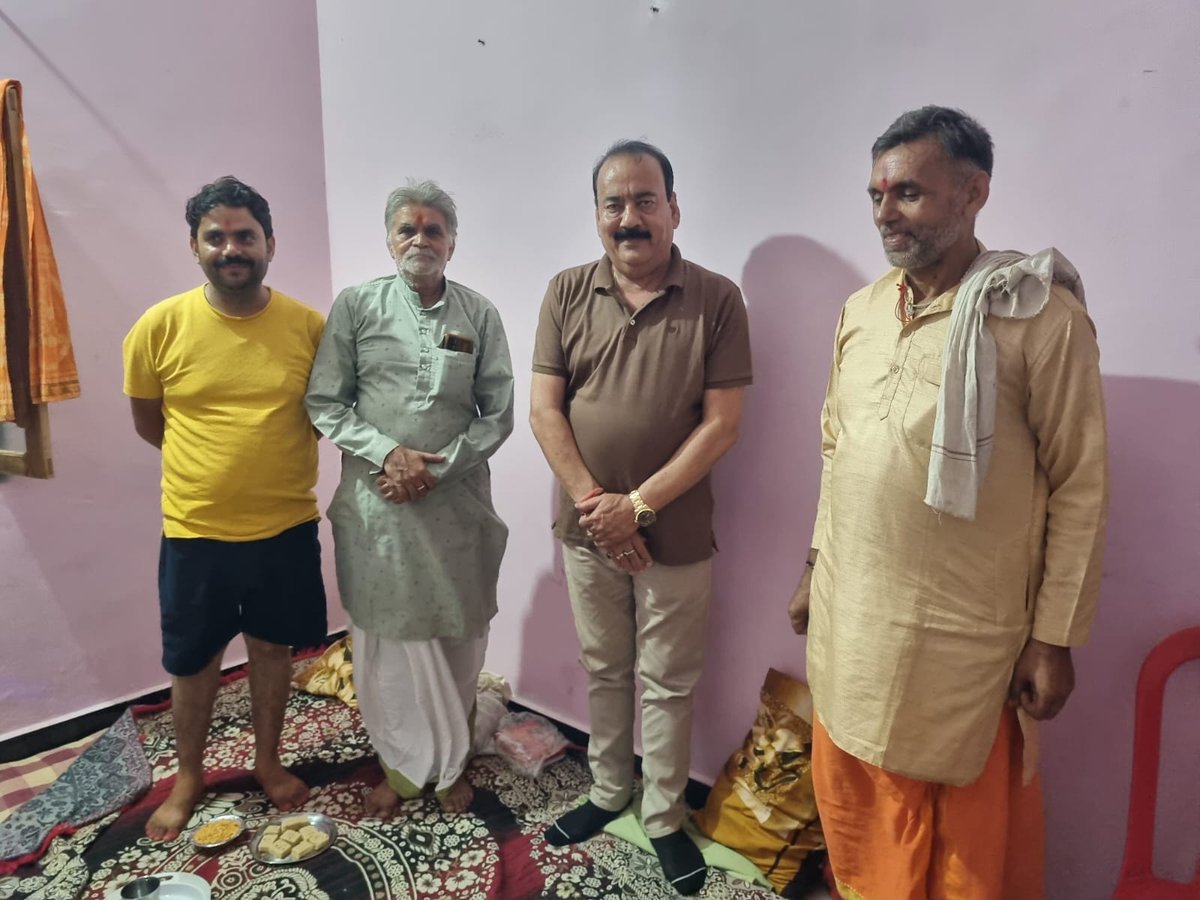 NitendraSOffice's tweet photo. आज माननीय विधायक श्री नितेन्द्र सिंह राठौर जी के चाचा जी श्री विनय सिंह राठौर जी नगर पृथ्वीपुर में पूर्व शिक्षक श्री प्रमोद रावत जी के निवास पर आयोजित श्रीमद्भागवत कथा के पावन अवसर पर आयोजित भंडारे में सम्मिलित हुए। https://t.co/18c1sXrgv6