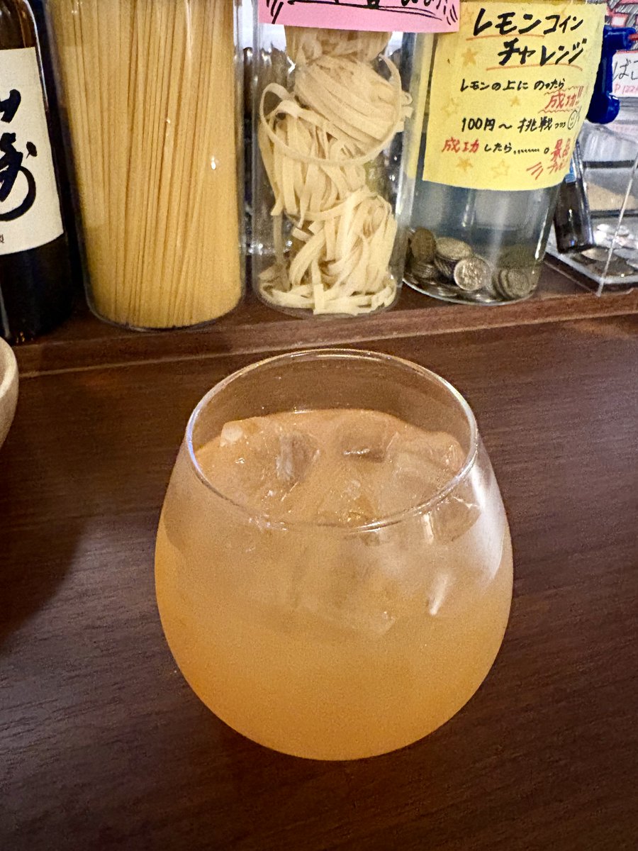 velziss's tweet photo. 先週いいお店見つけた
好きなリキュールとすきなジュース混ぜてくれる
丸っぽいグラスが、ココナッツリキュールにオレンジジュース🥥🍊 https://t.co/yFCCzeDhHM
