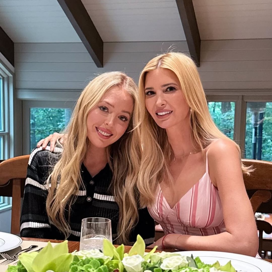 KUWTTRUMPS's tweet photo. Almost all of the Trump family at Camp David 🖤 https://t.co/KFT4uwYtHF