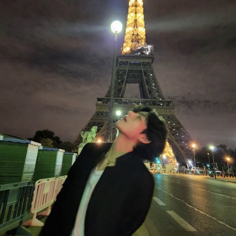 thvchapters's tweet photo. taehyung &amp; the eiffel tower over the years 🥺 https://t.co/SaUSw7GRbH