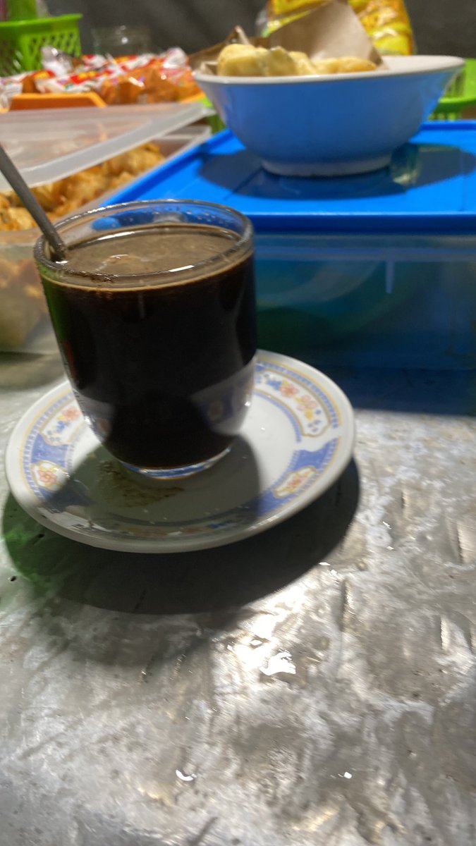 triajira's tweet photo. cowo sendirian ngopi di angkringan, kalo sama cewe baru ke coffeshop 🗿 https://t.co/7YMTb8rKum